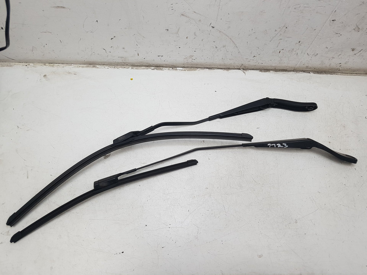 2013 - 2019 Volvo V40 III 525 Hatchback FRONT WIPER ARMS (PAIR) 31276063