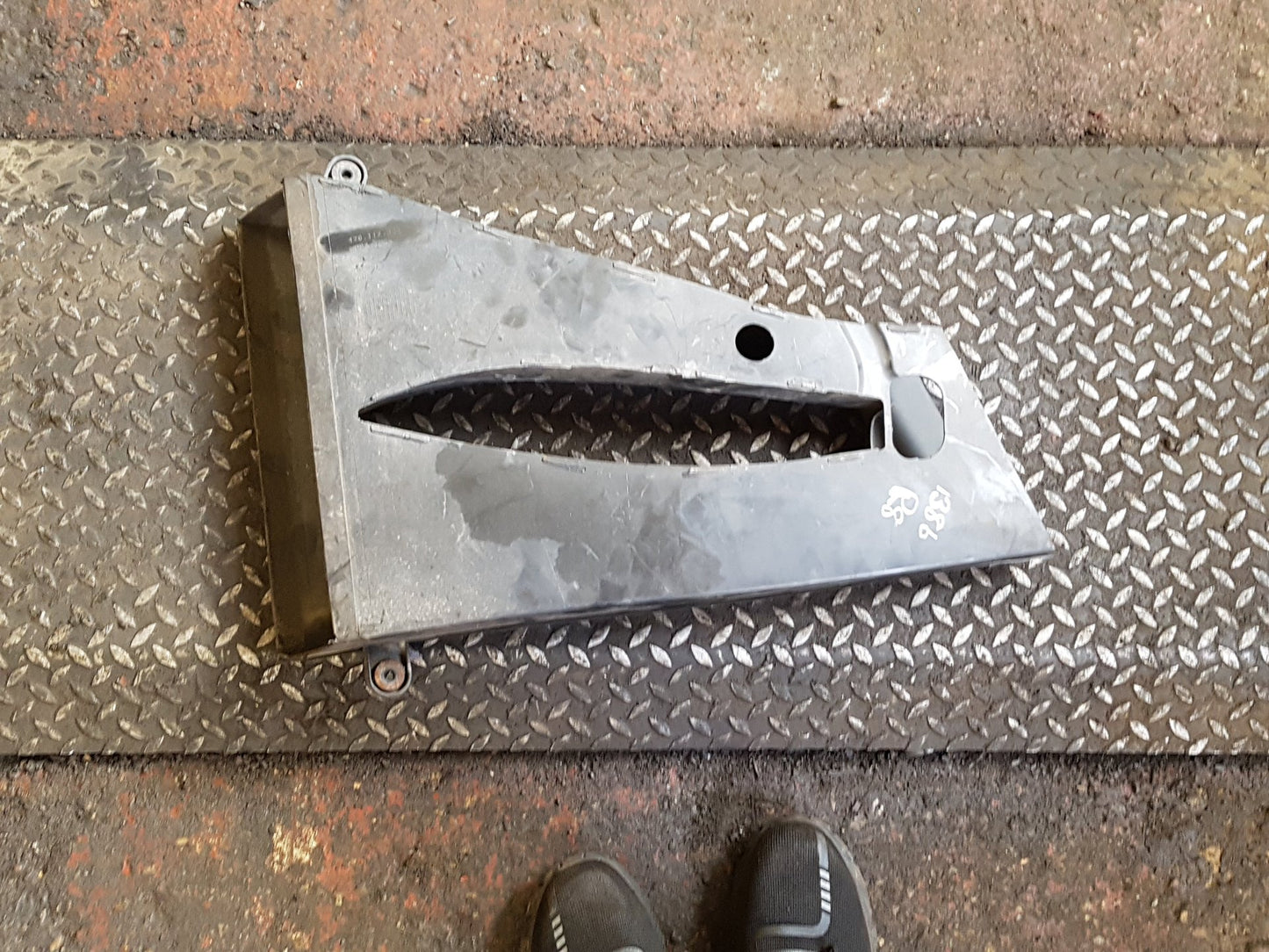 2007 - 2010 Audi R8 AIR GUIDE (BAFFLES) FRONT 420117336