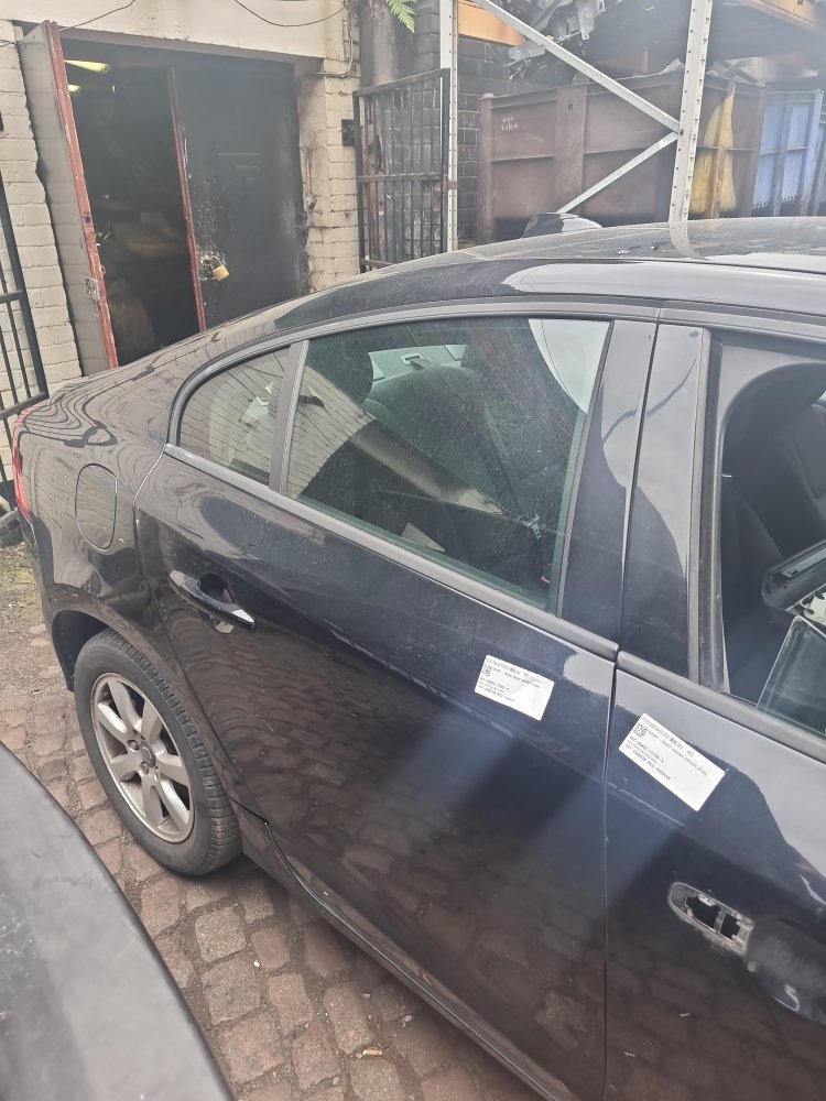 2010 - 2016 Volvo S60 Saloon Right Rear Door Window