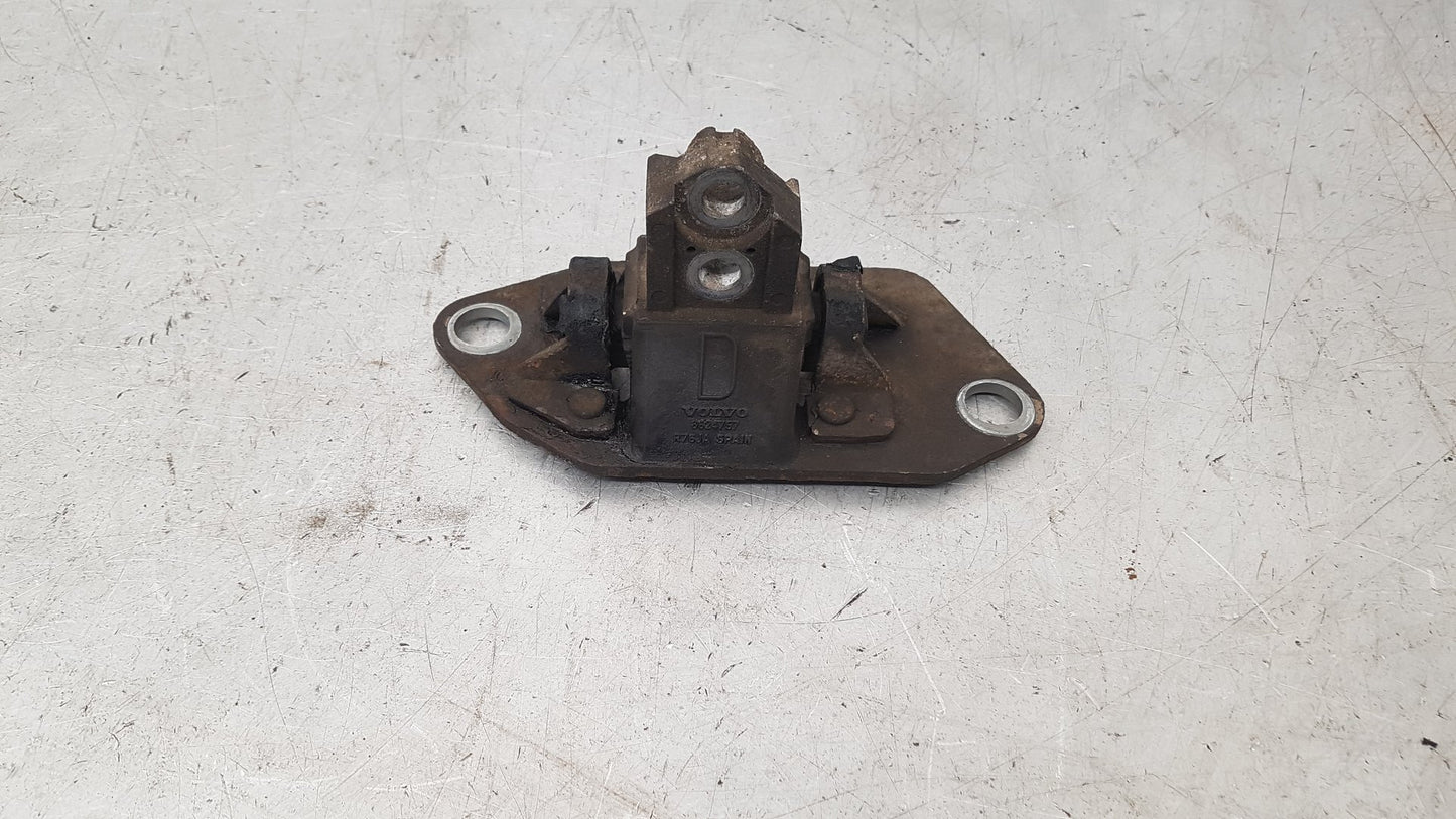 2000 - 2004 Volvo S60 Saloon Bottom Engine Mount 8624757