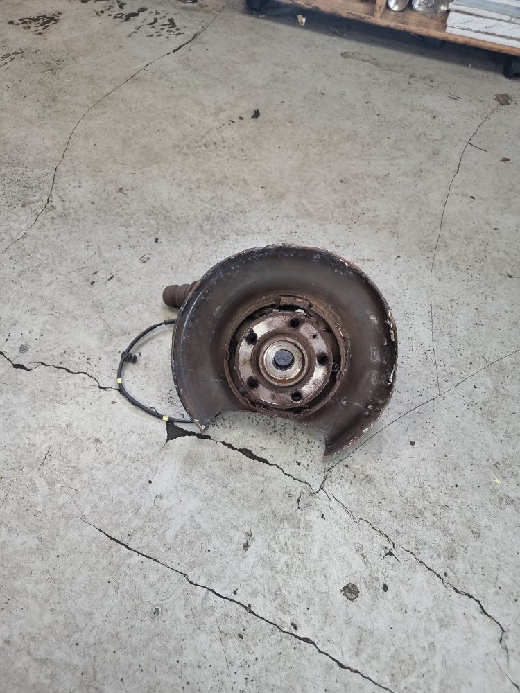 2003 - 2006 Volvo XC90 Left Rear Hub Assembly 31200655