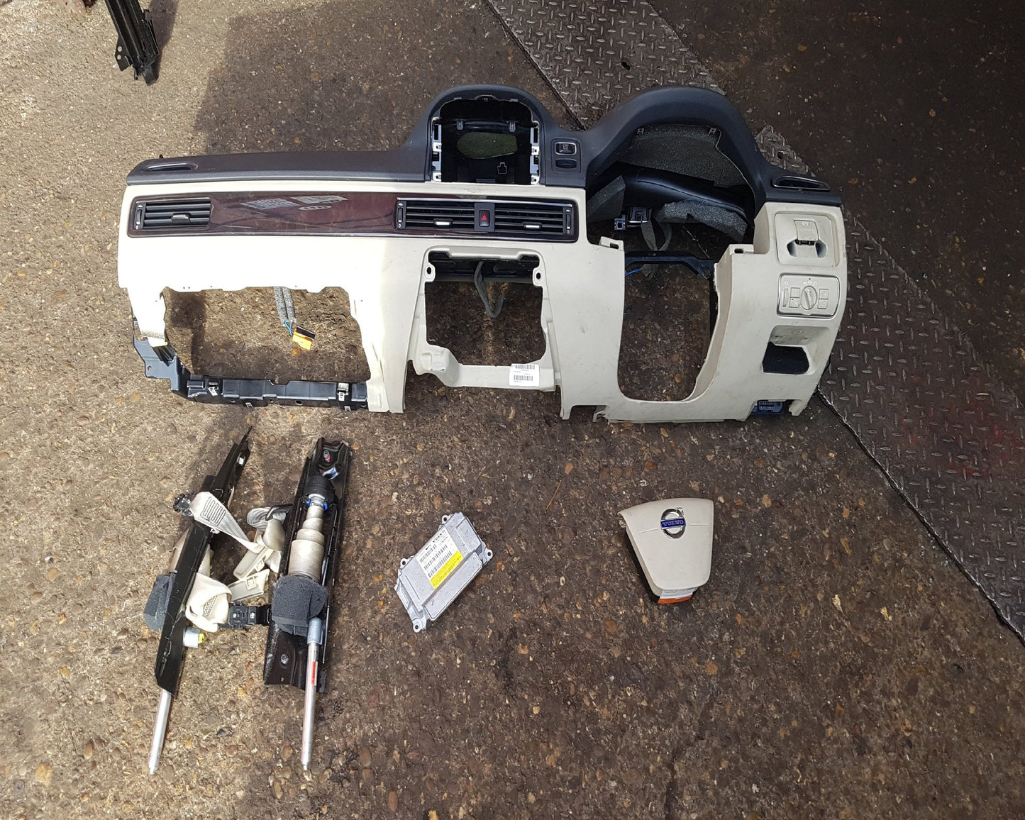 2012 - 2016 Volvo XC70 Estate Dash Assembly