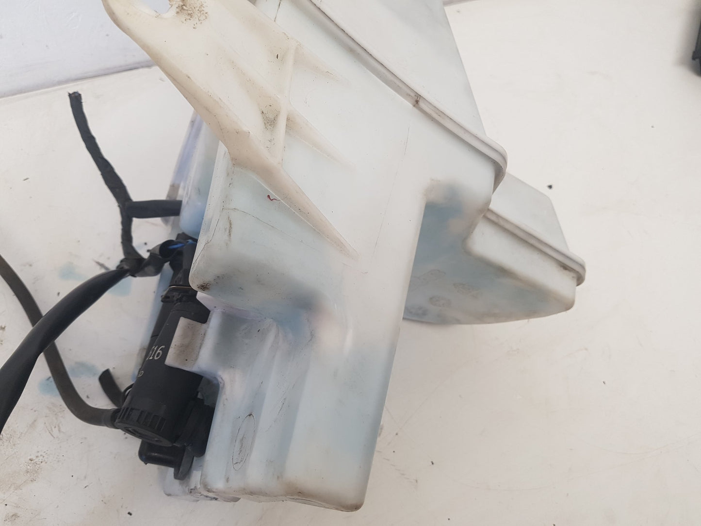2007 - 2015 Saab 9-3  Estate WASHER BOTTLE & MOTOR