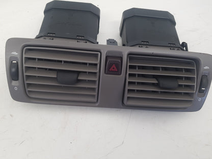 2005 Volvo V50  Estate AIR VENT (CENTRE FRONT)