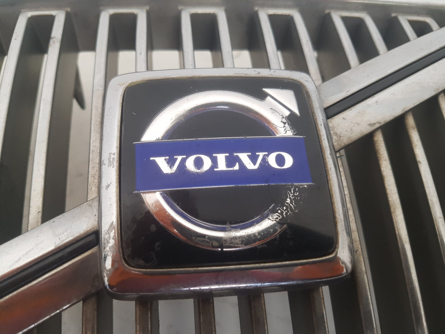 1998 - 2002 Volvo S80   FRONT GRILL 9484081