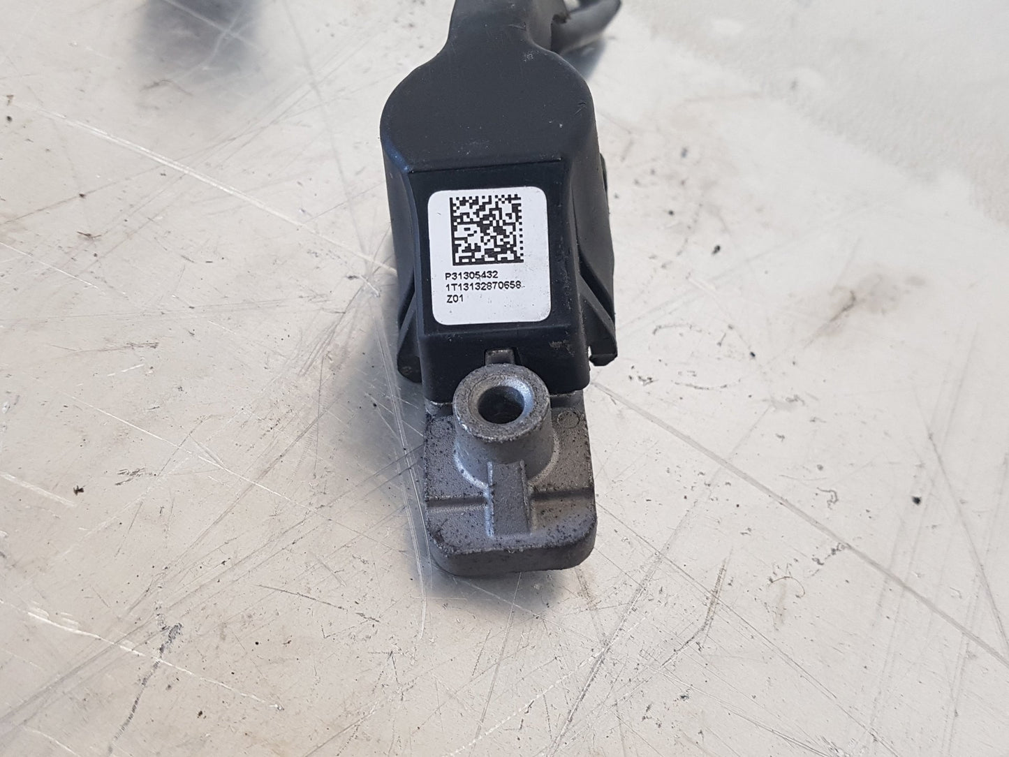 2012 - 2019 Volvo V40  Hatchback BONNET HINGE RELEASER 31305432