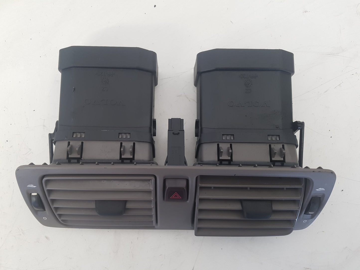 2005 Volvo V50  Estate AIR VENT (CENTRE FRONT)