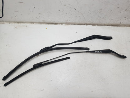 2013 - 2019 Volvo V40 III 525 Hatchback FRONT WIPER ARMS (PAIR) 31276063