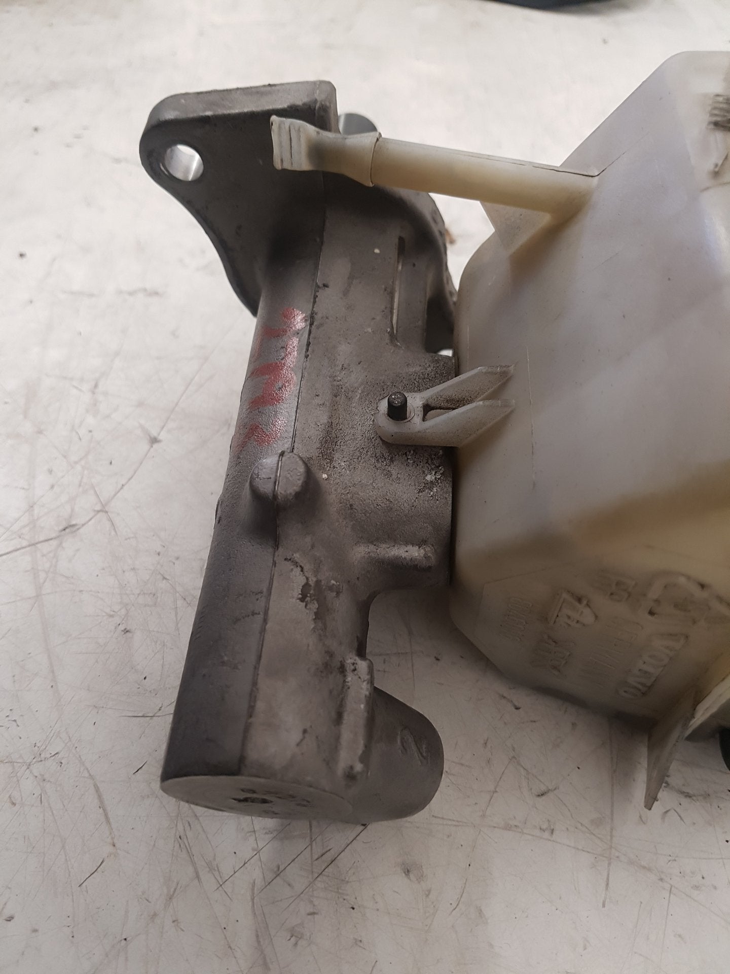 2007 Volvo V70  Estate BRAKE FLUID RESERVOIR AND MASTER CYLINDER 36002375