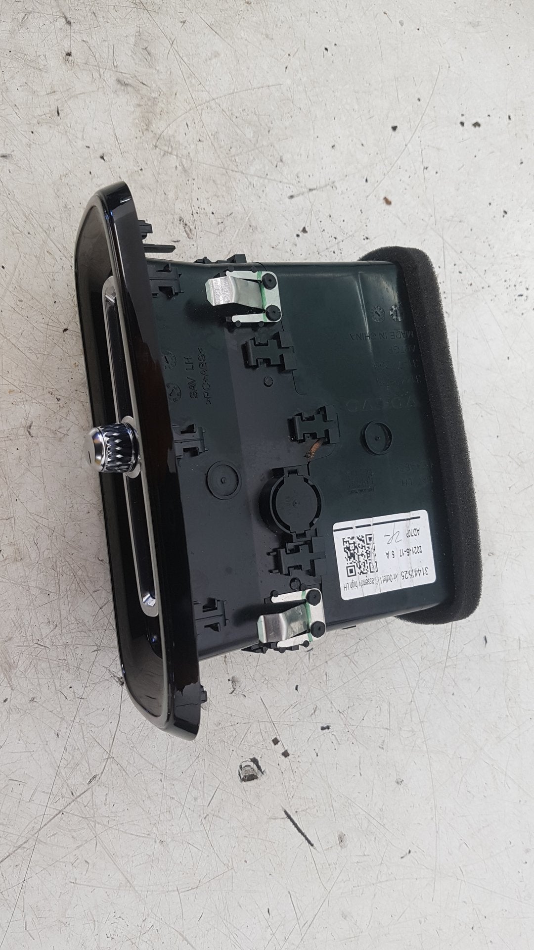 2017 - 2025 Volvo XC40 536 SUV Dash Vent 31442625