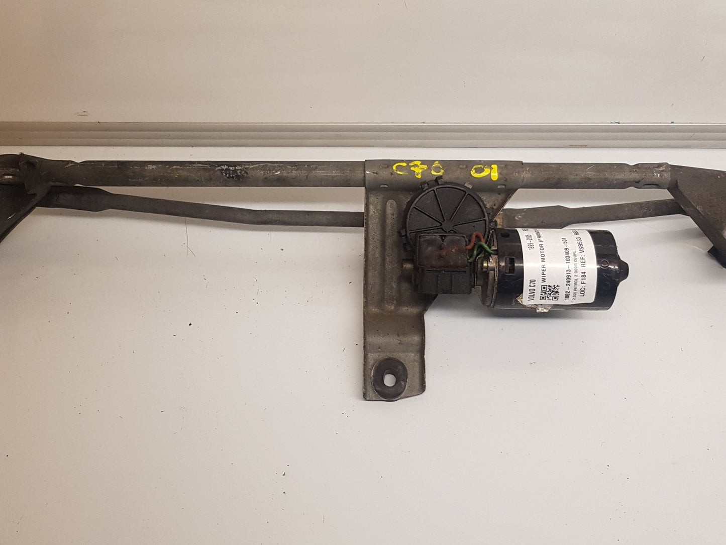 1997 - 2005 Volvo S70   WIPER MOTOR (FRONT) & LINKAGE