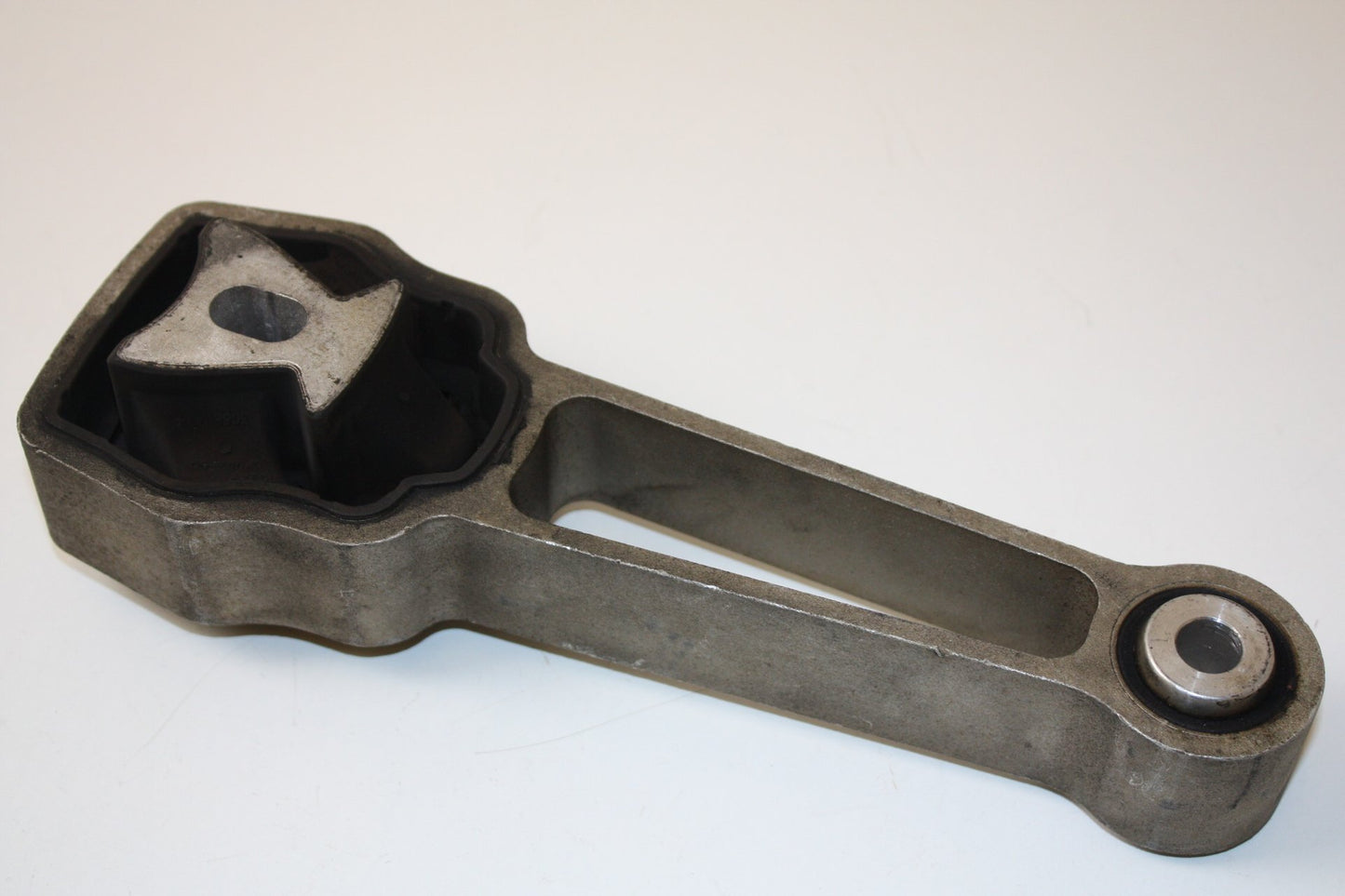 2007 - 2015 Volvo S80   GEARBOX MOUNT - REAR 30680474