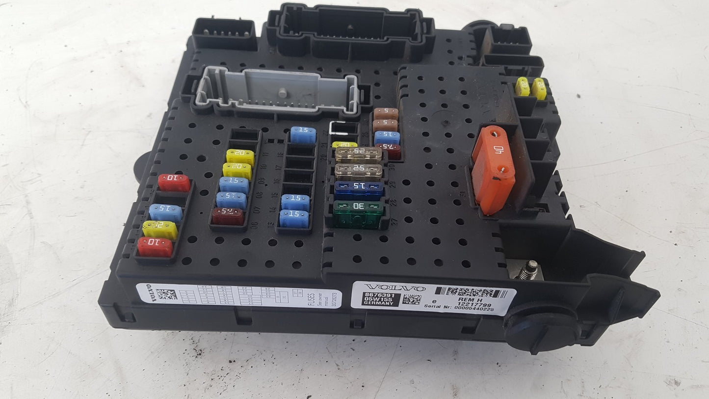 2002 - 2006 Volvo XC90  Estate FUSE BOX (BODY ECU)(REAR ELECTRONIC MODULE) 30728273