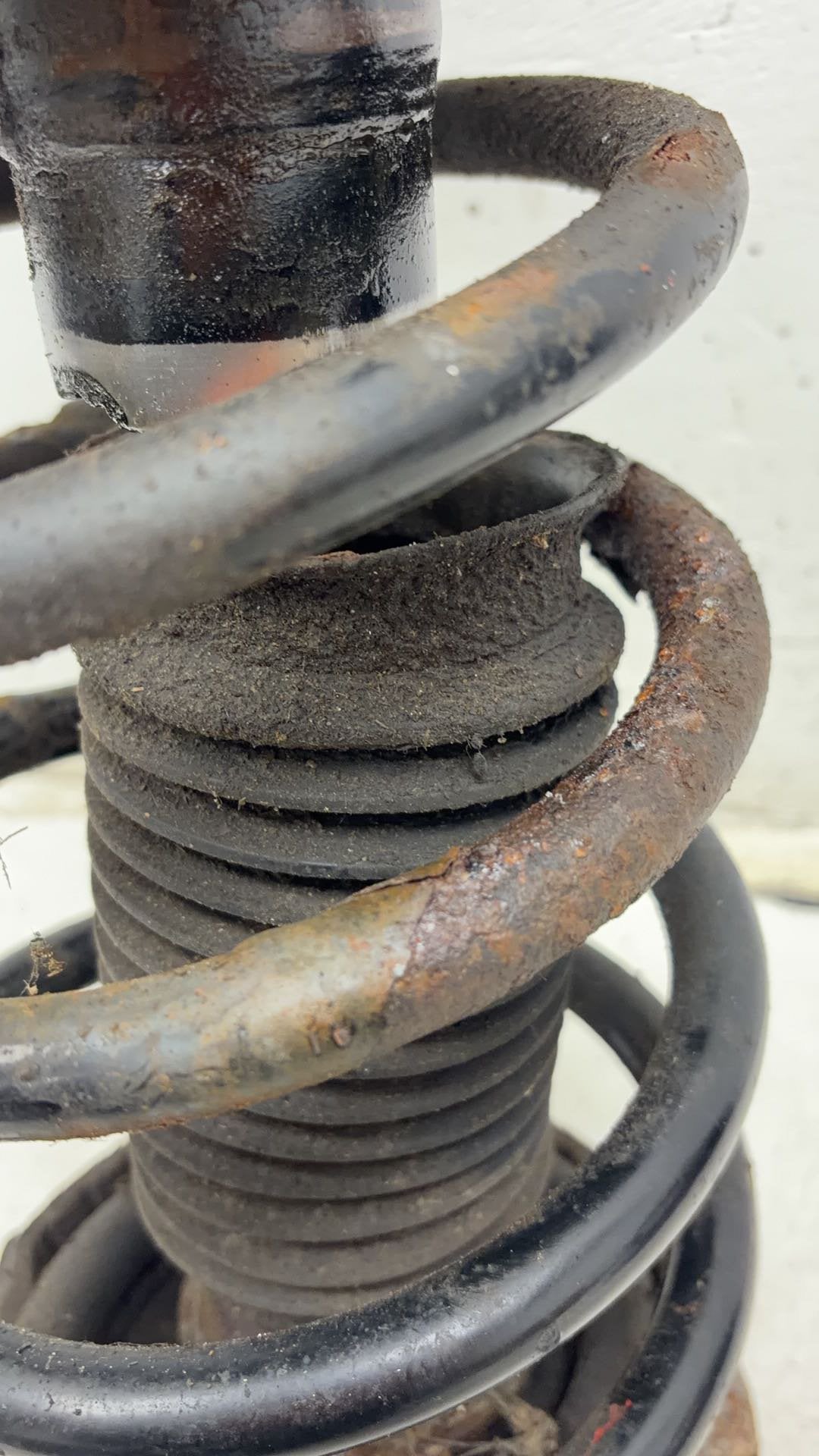 2007 - 2014 Volvo XC90  Estate COIL SPRING (FRONT PASSENGER SIDE)