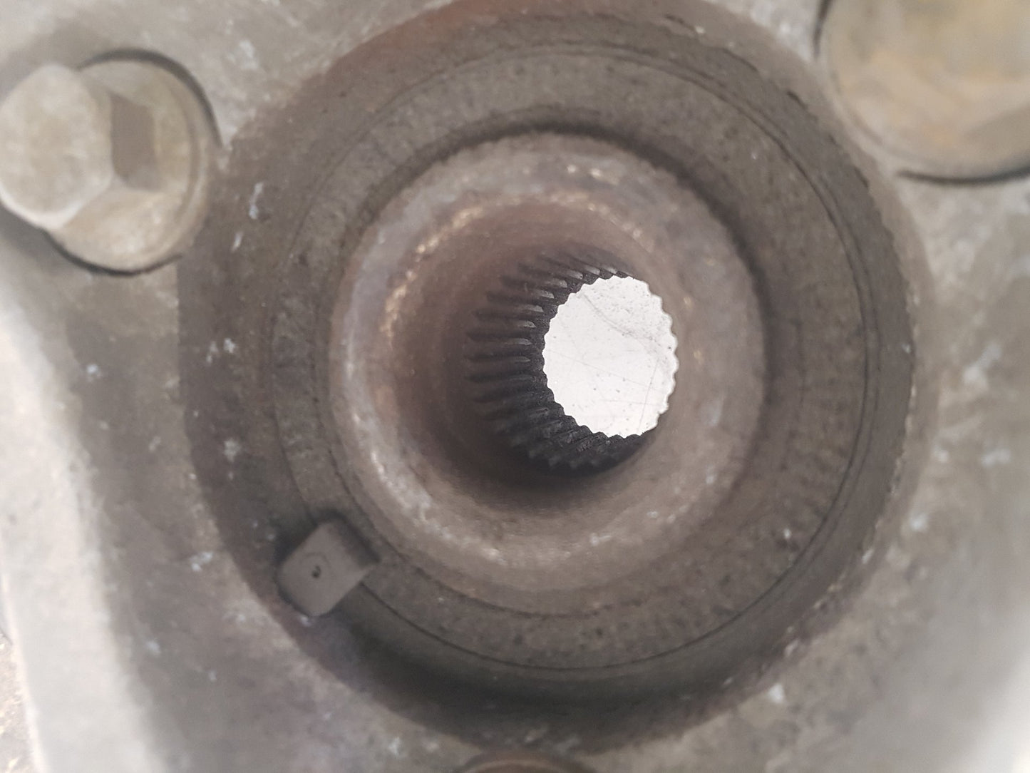 2010 - 2012 Saab 9-5  Saloon Right Front Hub Assembly