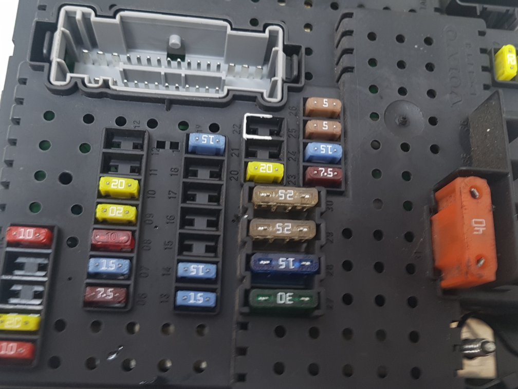 2002 - 2006 Volvo XC90  Estate FUSE BOX (BODY ECU)(REAR ELECTRONIC MODULE) 30728273