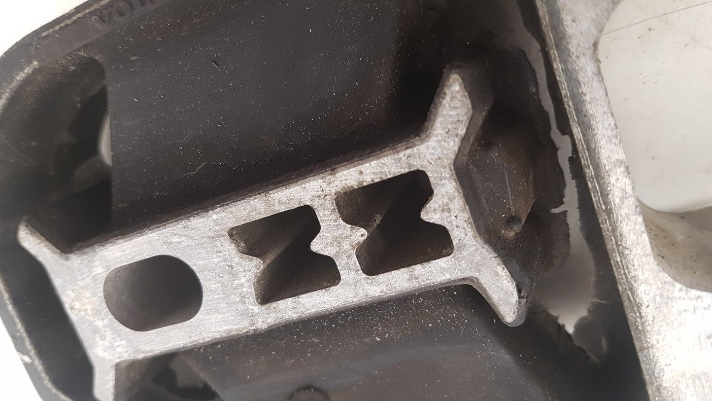 2015 - 2019 Volvo V40 Cross Country  Hatchback TORQUE ARM (MOUNT) 31359652