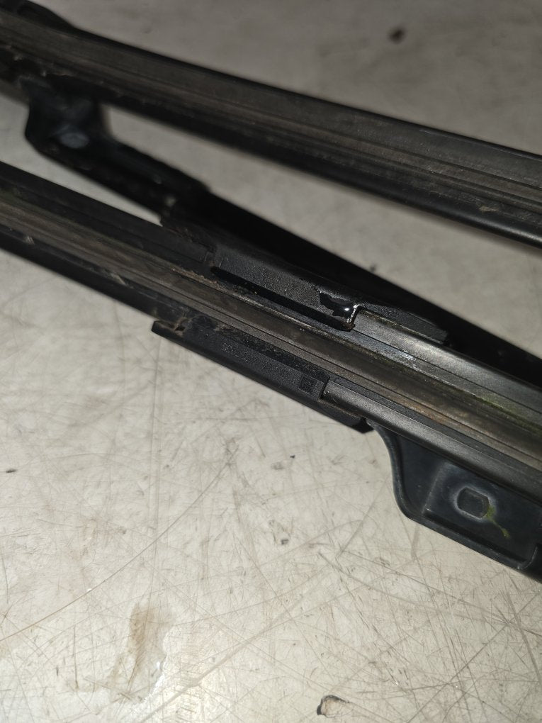 2008 - 2016 Volvo XC70 III 136 Estate FRONT WIPER ARMS (PAIR) 31276004