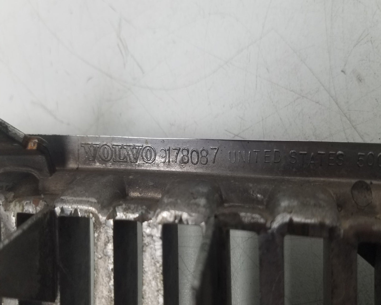1998 - 2004 Volvo S80   FRONT GRILL 9178087