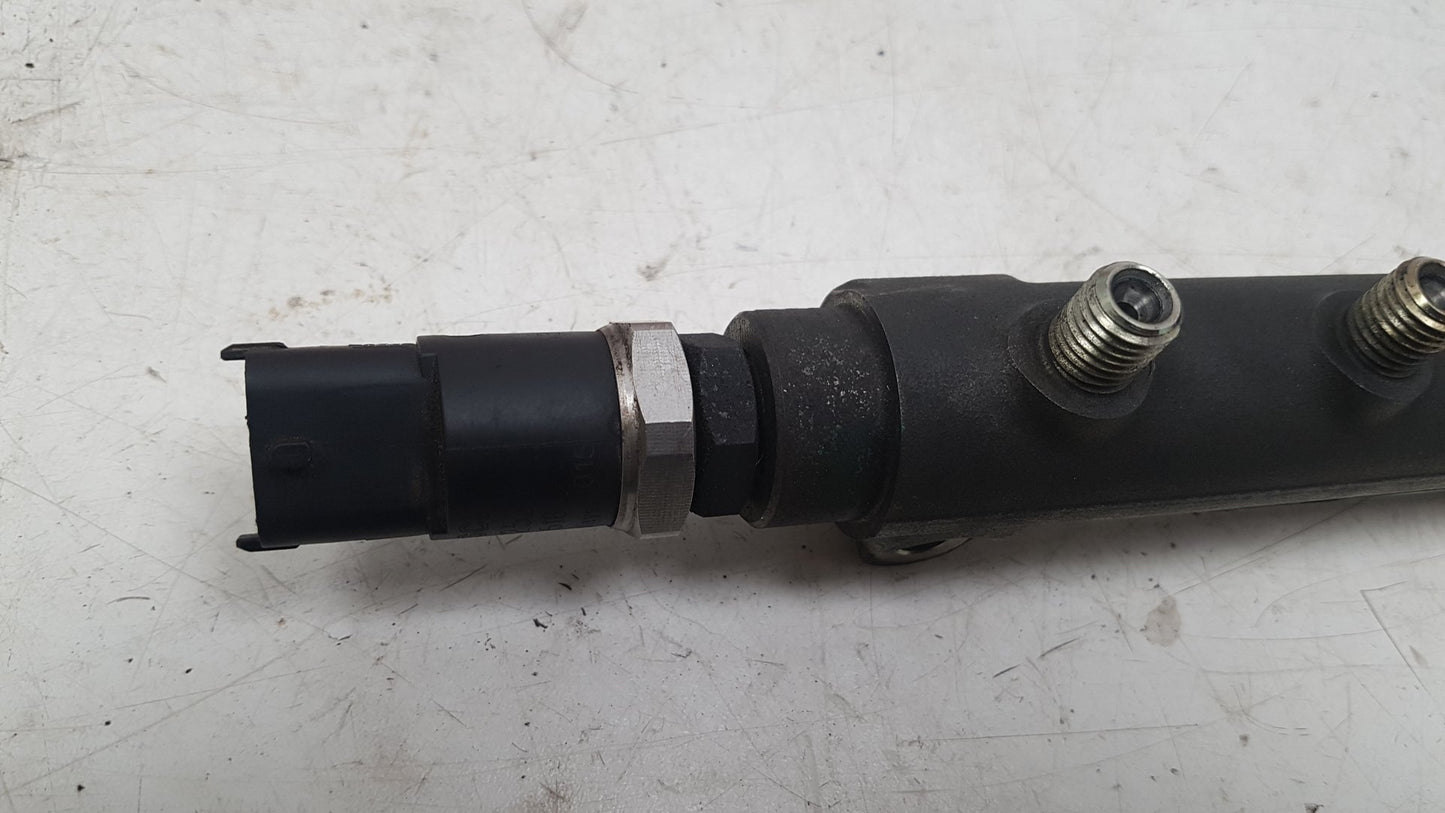 2005 Volvo V70  Estate Injection Rail 8658252