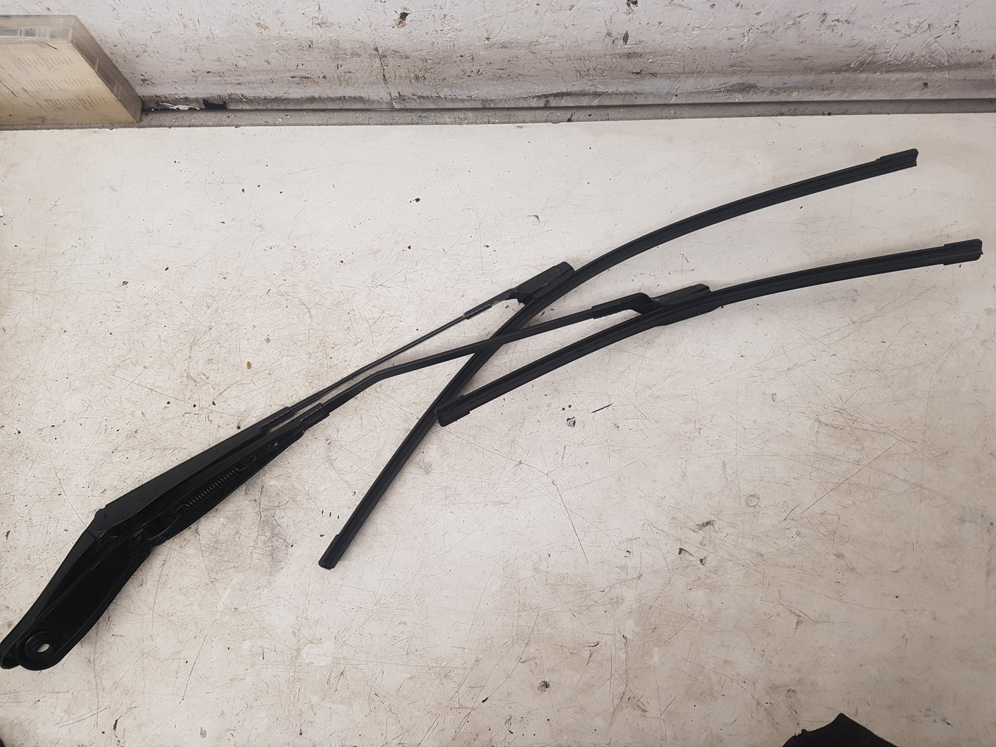 2007 - 2015 Volvo S80   FRONT WIPER ARMS (PAIR) 30796037