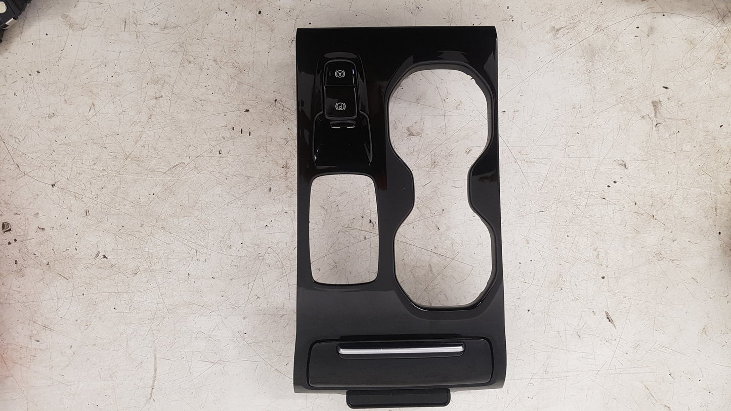 2017 - 2025 Volvo XC40 536 SUV Shifter Surround