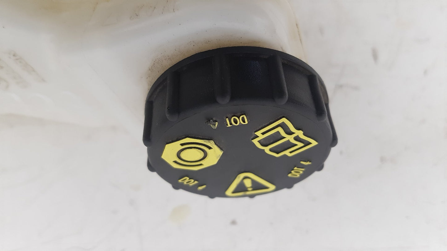 2015 - 2019 Volvo V40 Cross Country  Hatchback Brake Master Cylinder 31400404