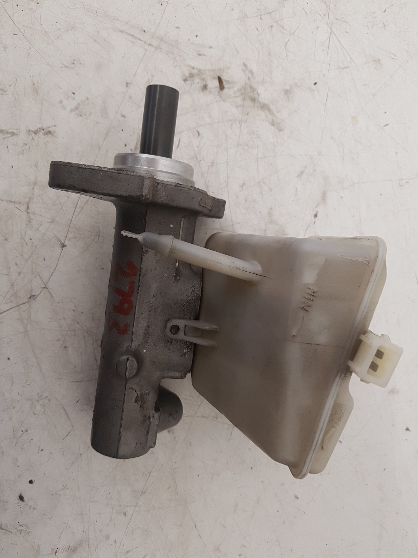 2007 Volvo V70  Estate BRAKE FLUID RESERVOIR AND MASTER CYLINDER 36002375