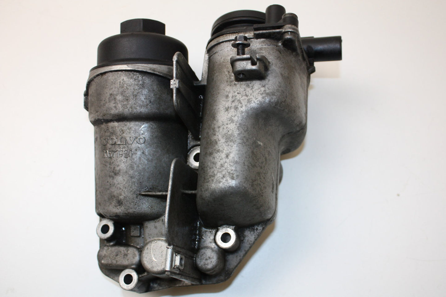 2007 - 2015 Volvo S80   Oil Filter Housing 30677920