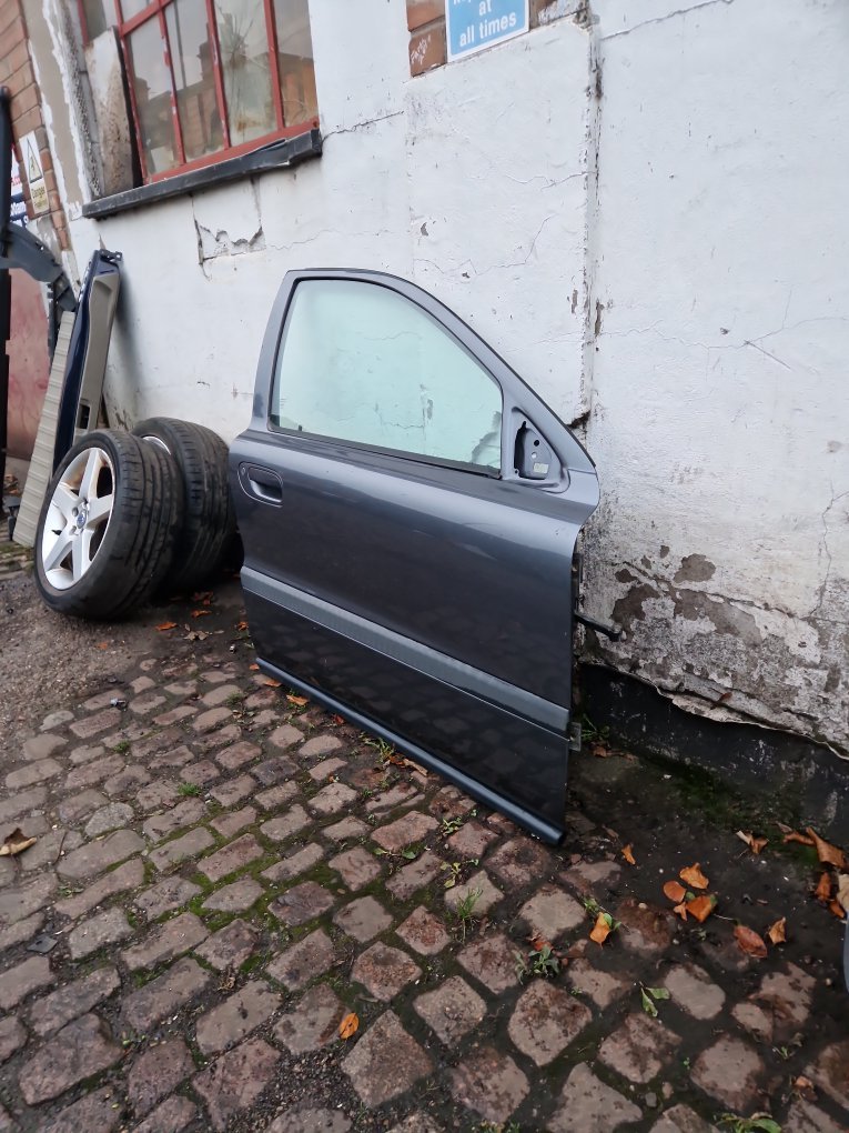 2000 - 2007 Volvo V70  Estate DOOR - BARE (FRONT DRIVER SIDE) 30796487