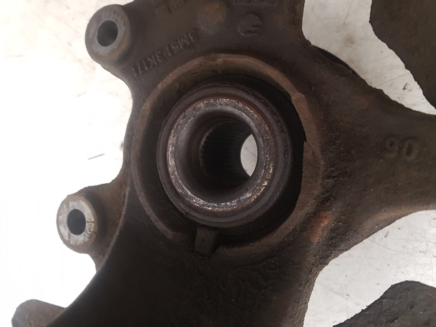 2004 - 2010 Volvo V50   Estate Left Front Hub Assembly 3M513K171