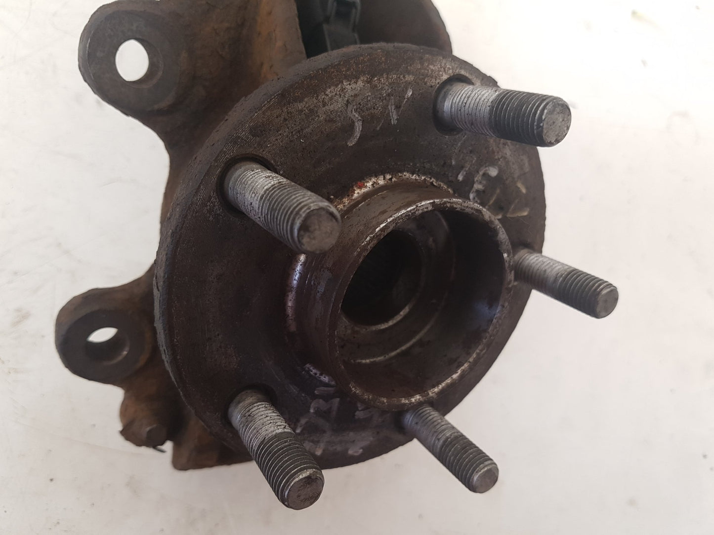 2007 - 2013 Volvo C70  Convertible Left Front Hub Assembly 3M513K171
