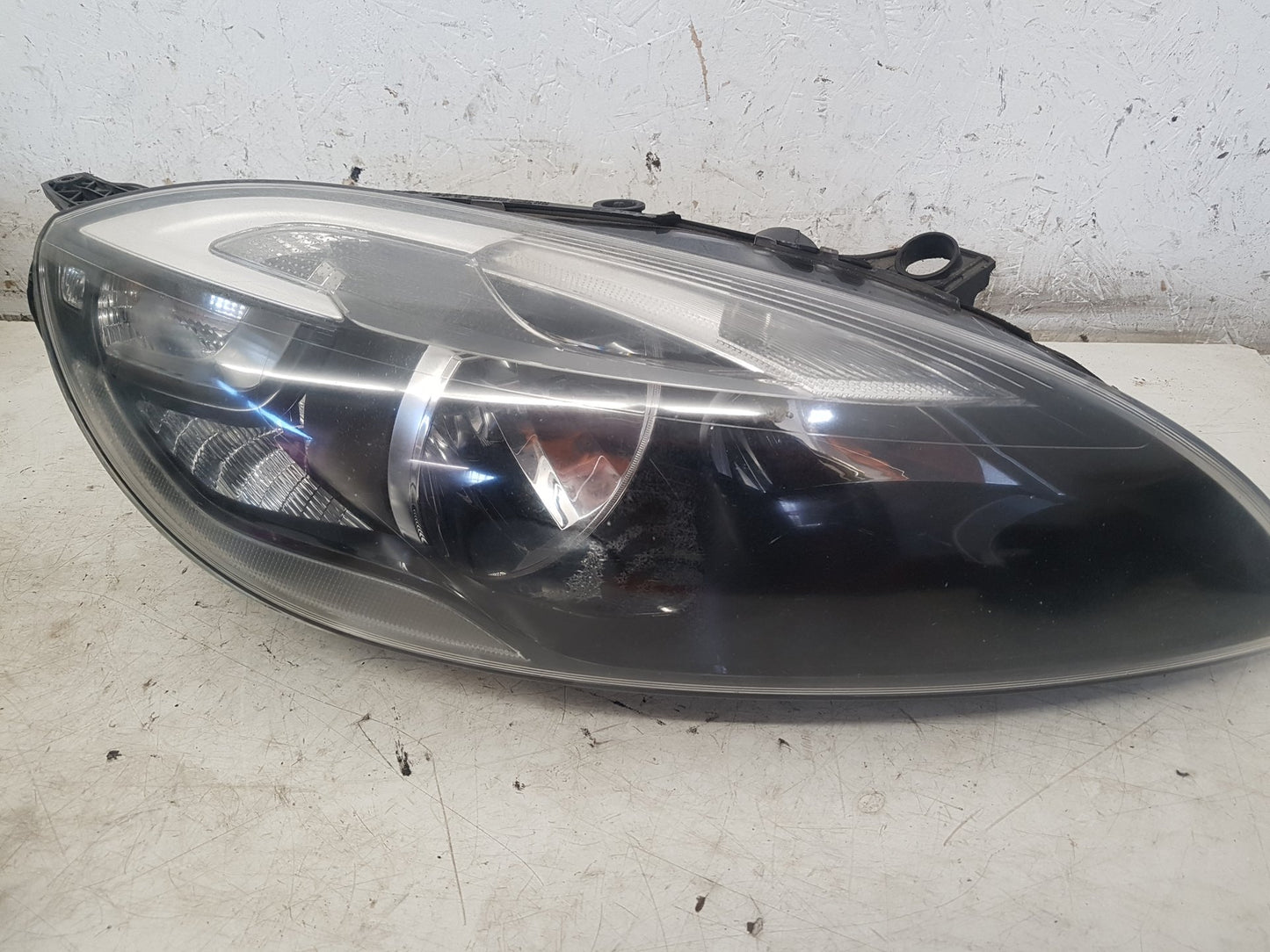 2012 - 2017 Volvo V40  Hatchback HEADLIGHT/HEADLAMP HALOGEN (DRIVER SIDE) 31420006