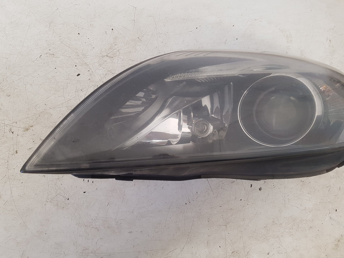 2013 - 2019 Volvo V40 III 525 Hatchback Passenger Headlight (Xenon)