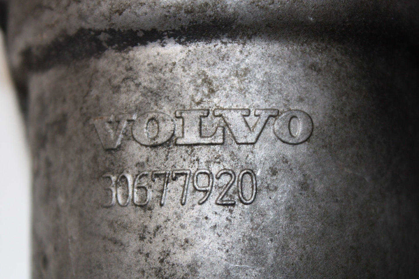2007 - 2015 Volvo S80   Oil Filter Housing 30677920