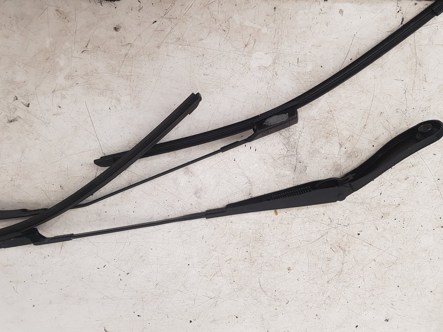 2007 - 2015 Volvo S80   FRONT WIPER ARMS (PAIR) 30796037
