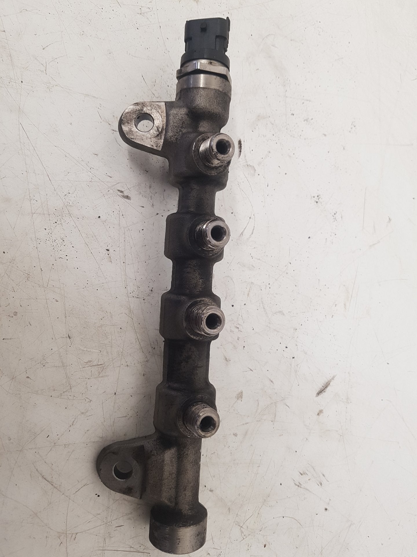 2010 - 2012 Saab 9-5  Saloon Injection Rail 0445 214 221
