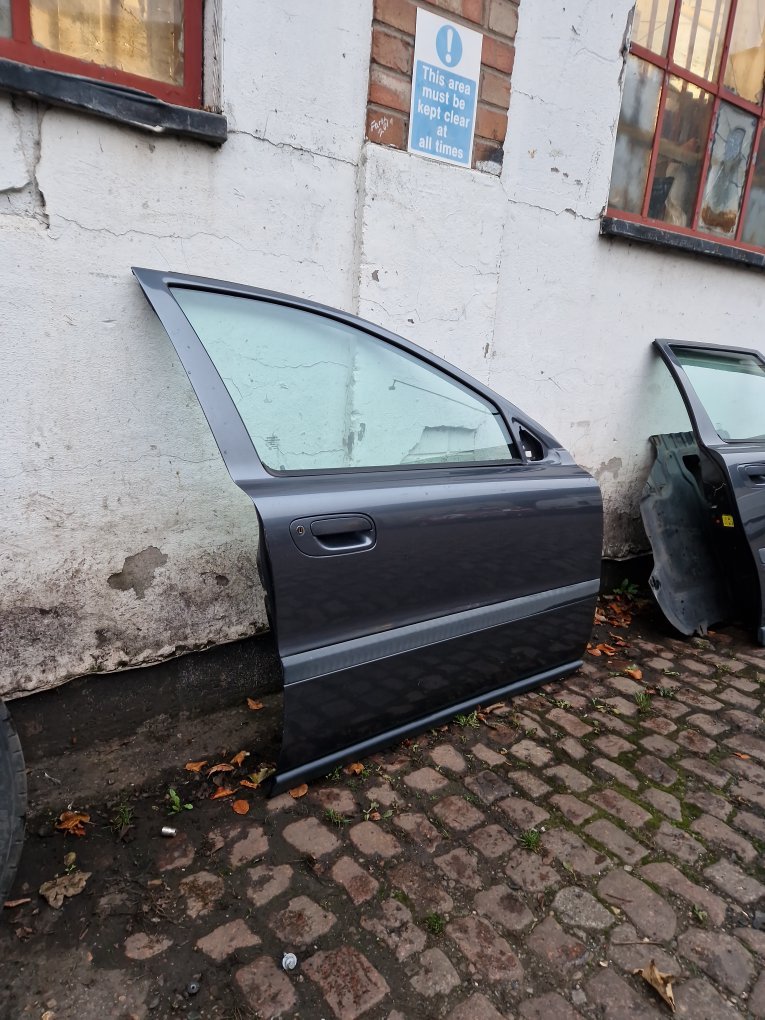 2000 - 2007 Volvo V70  Estate DOOR - BARE (FRONT DRIVER SIDE) 30796487