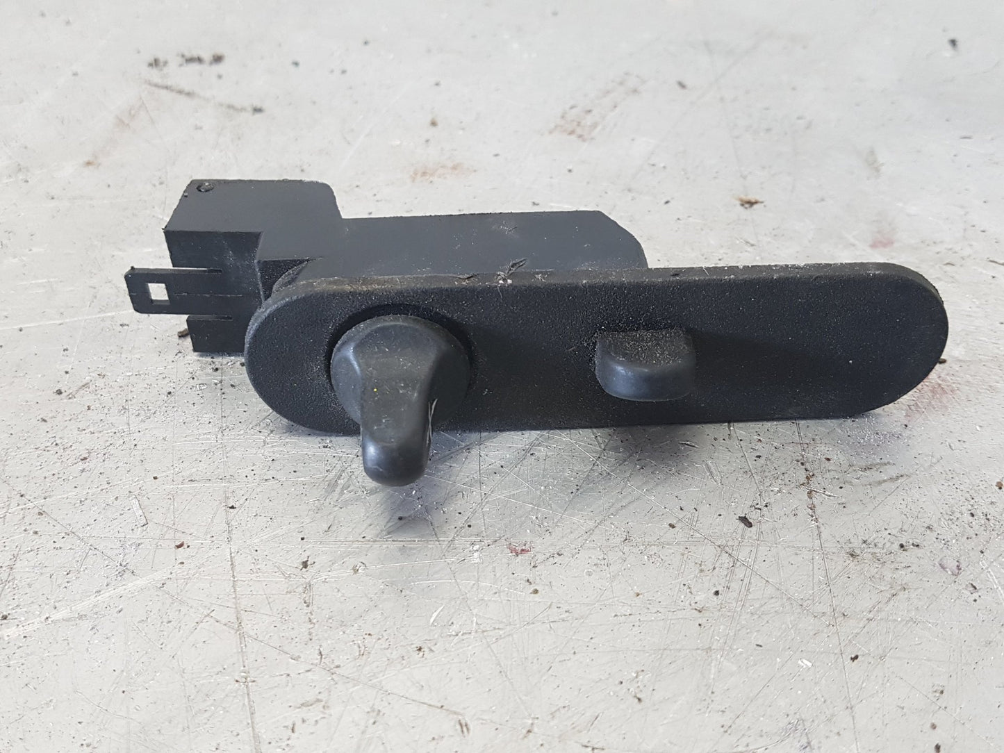 1988 - 1998 Saab 9000  Hatchback Mirror Retract Switch 9505488