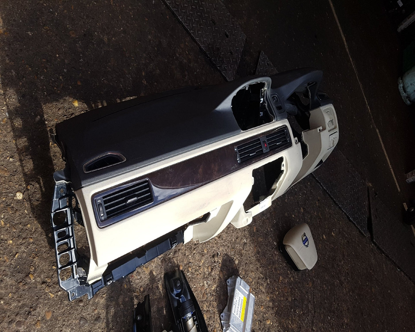 2012 - 2016 Volvo XC70  Estate Dash Assembly