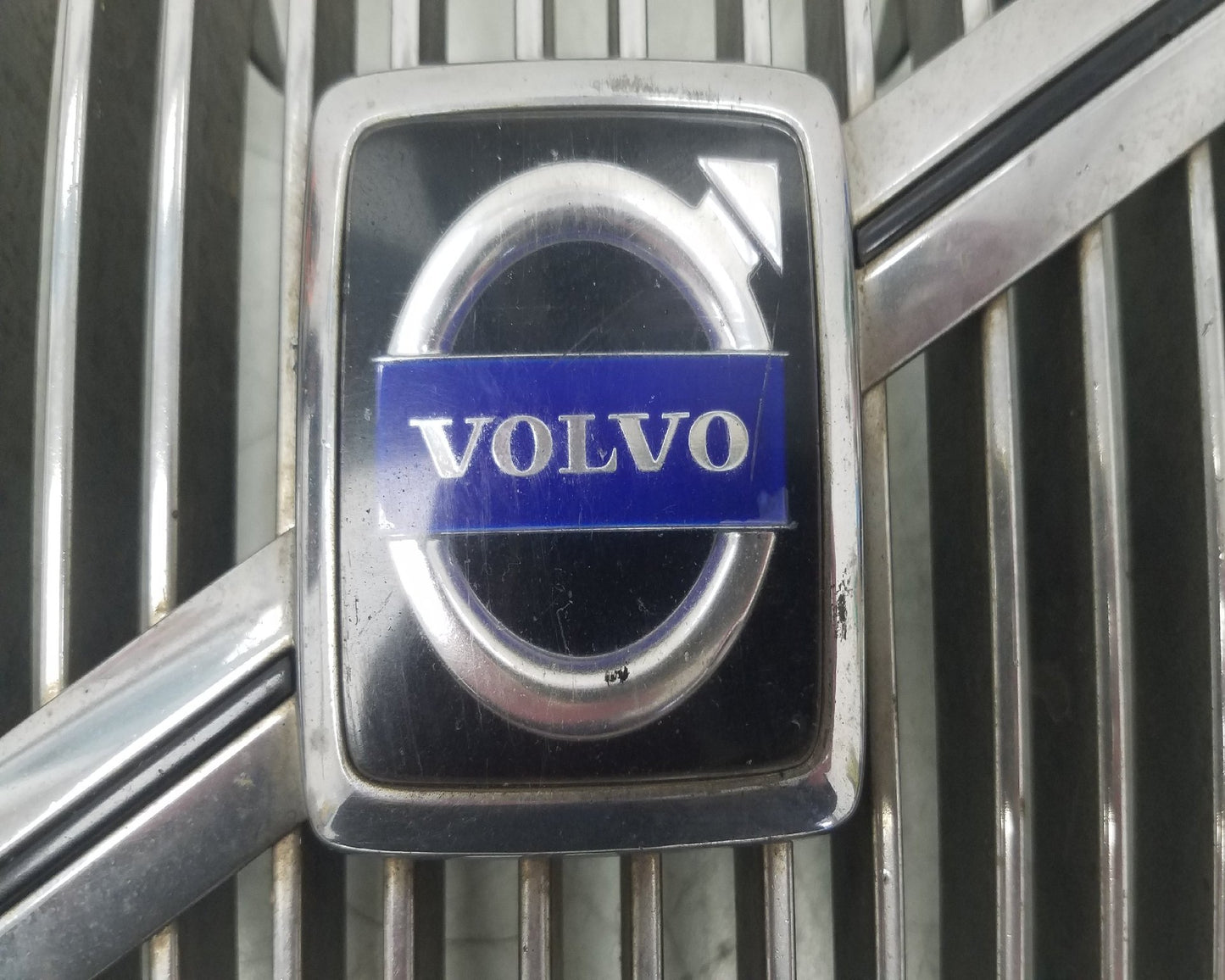 1998 - 2004 Volvo S80   FRONT GRILL 9178087