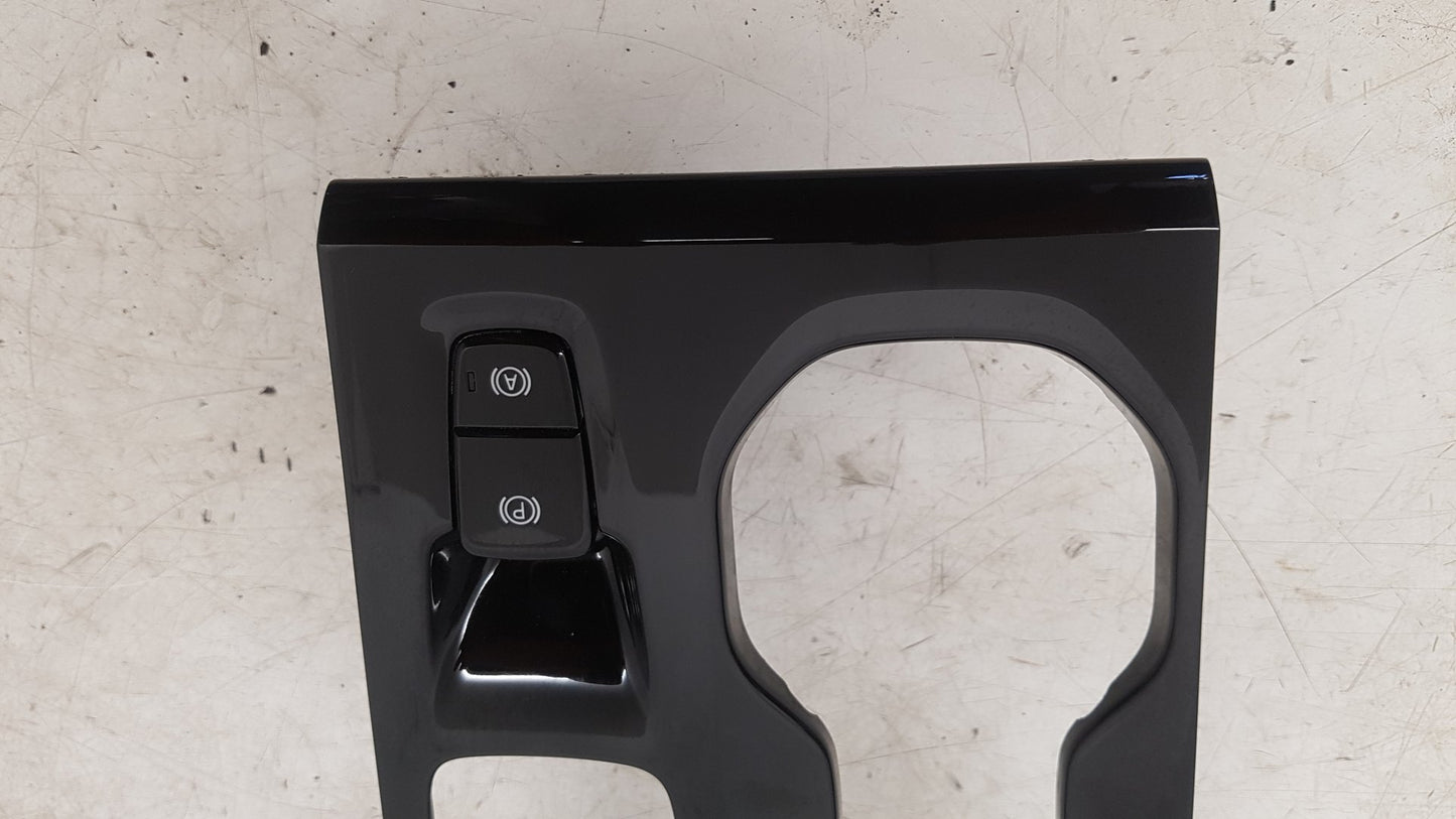 2017 - 2025 Volvo XC40 536 SUV Shifter Surround