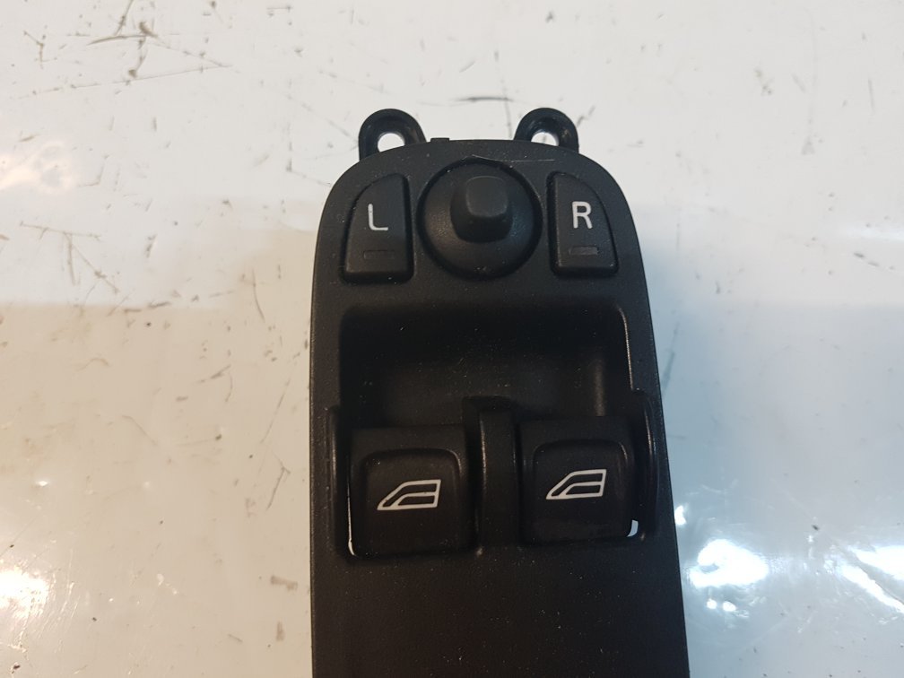 2006 - 2010 Volvo C30  Hatchback Right Front Window Switch 31295124-AA