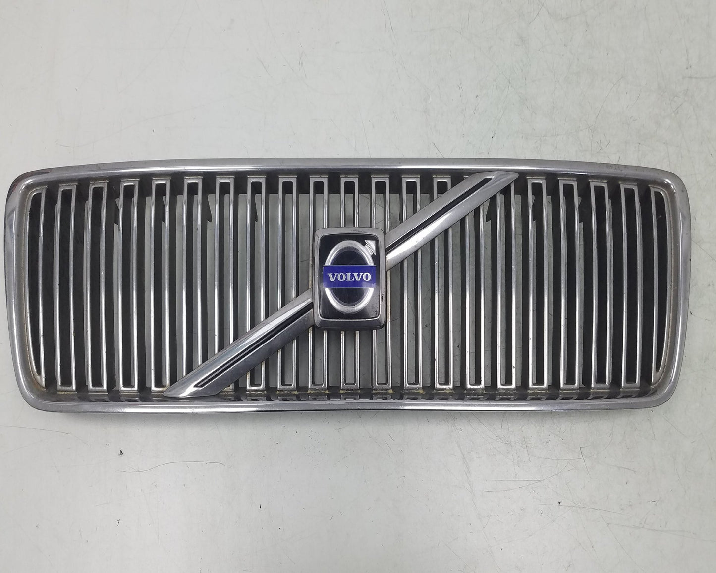 1998 - 2004 Volvo S80   FRONT GRILL 9178087