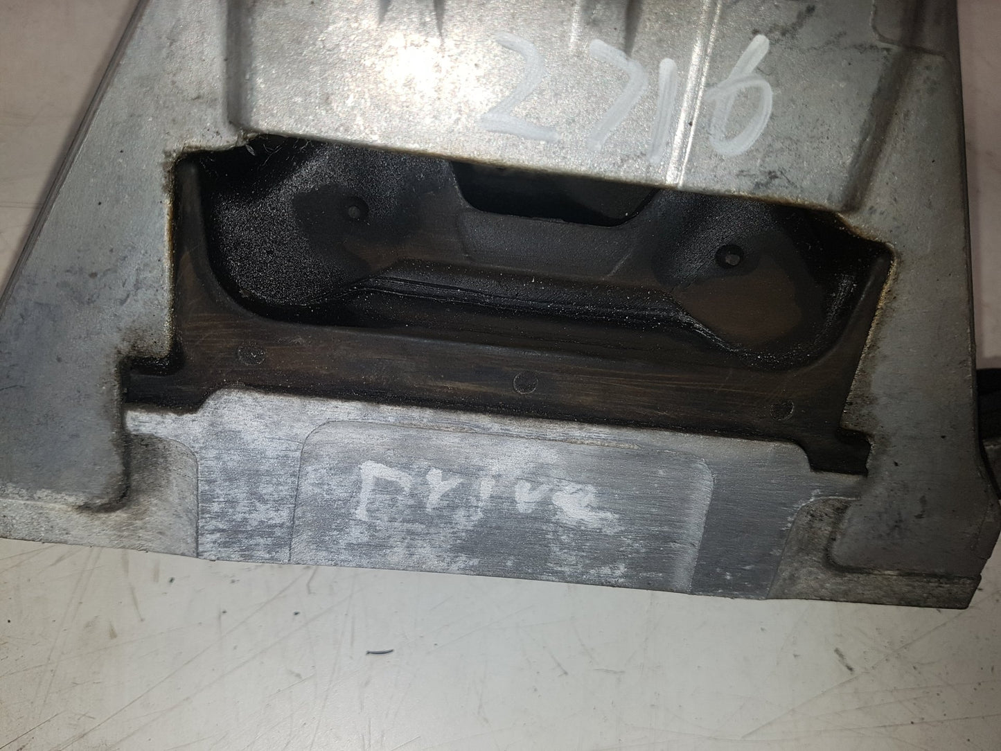 2010 Saab 95  Saloon Right Engine Mount 13227717