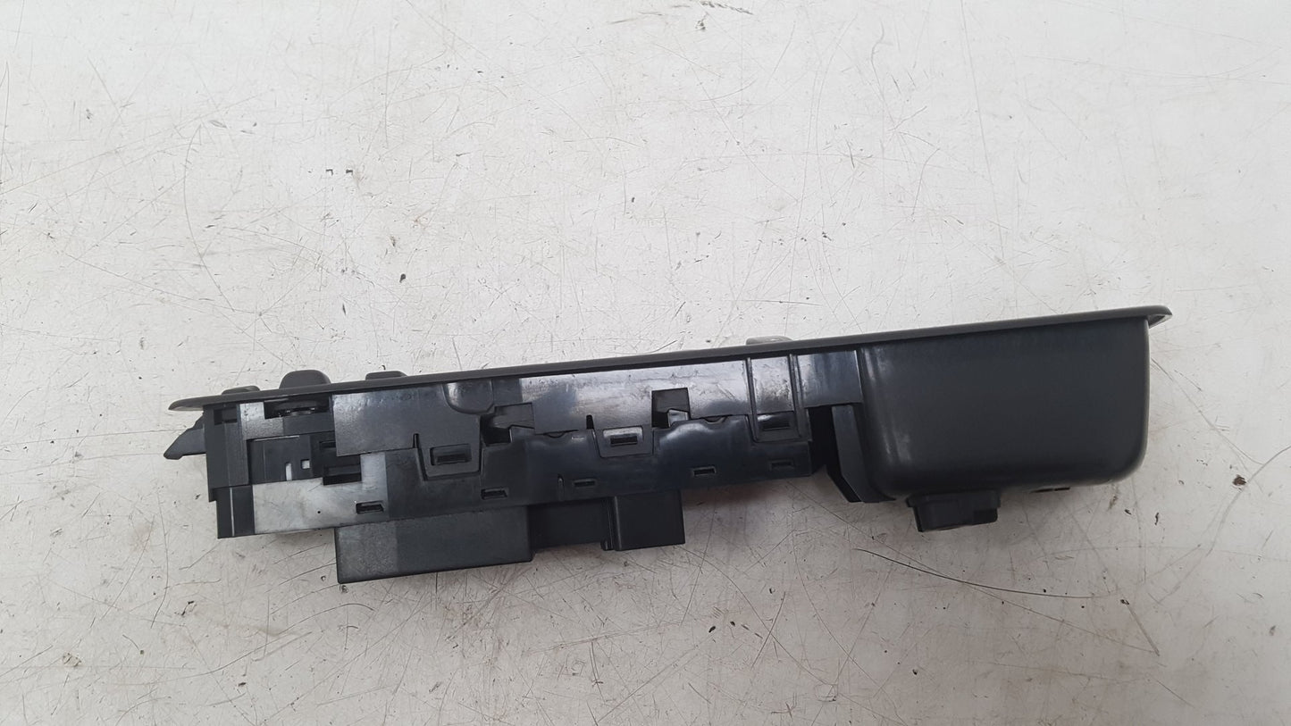 2000 - 2004 Volvo V40  Estate Right Front Window Switch 30638534