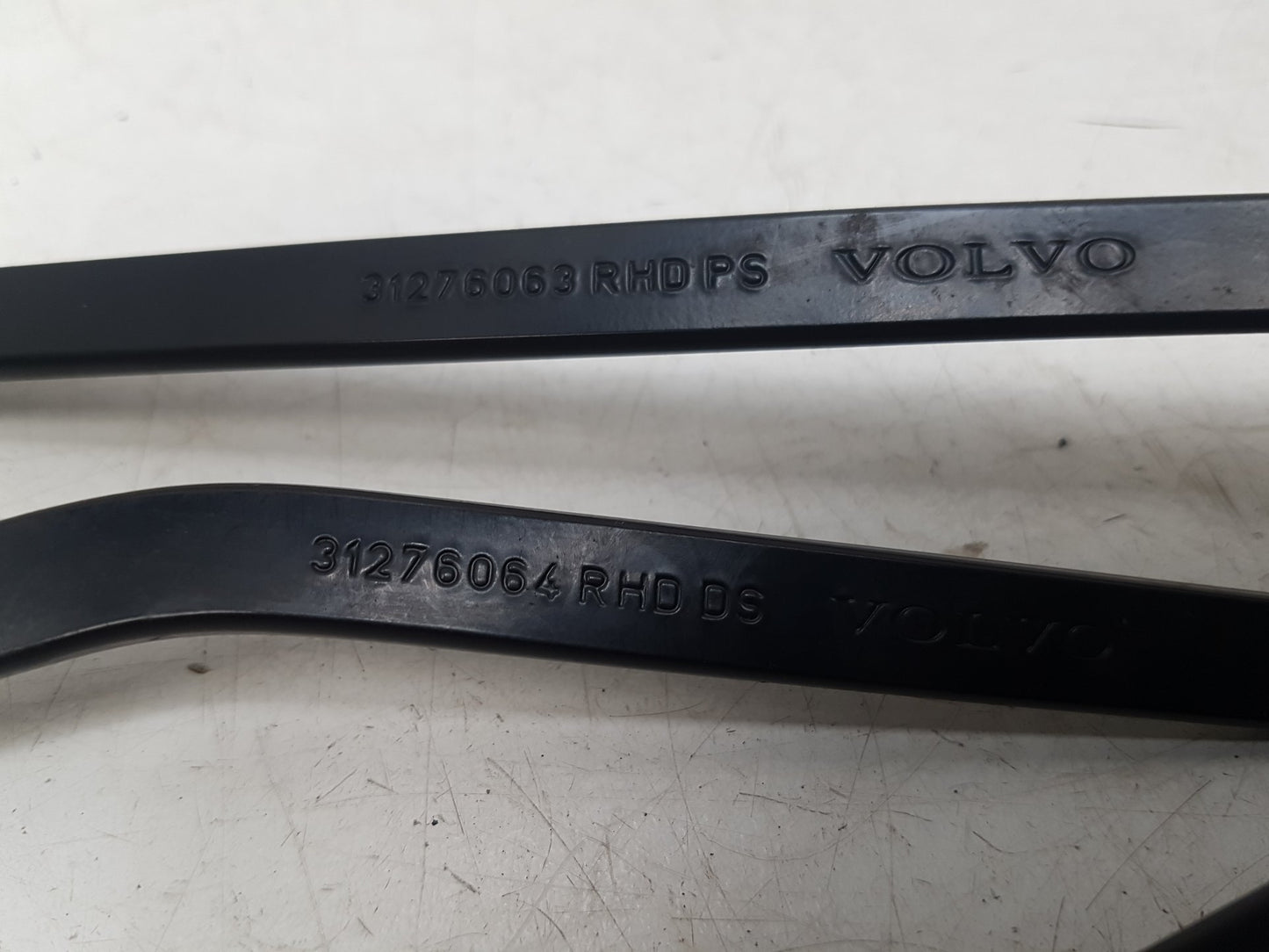 2013 - 2019 Volvo V40 III 525 Hatchback FRONT WIPER ARMS (PAIR) 31276063