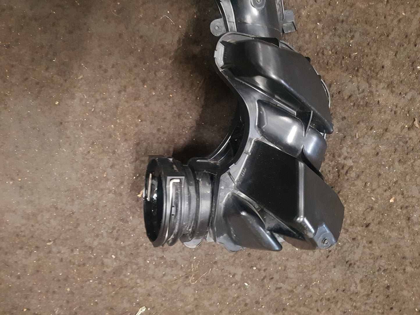 2017 - 2026 Volvo V60 II 225 Estate AIR INTAKE RESONATOR PIPE 31657341