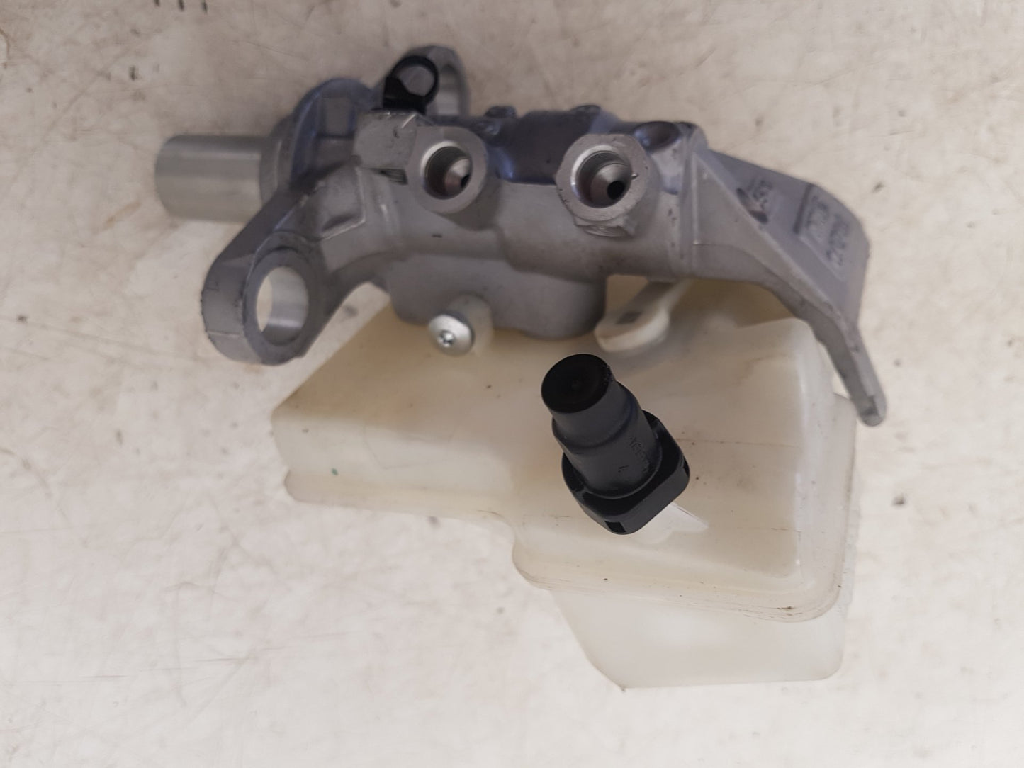 2017 - 2026 Volvo V60 II 225 Estate BRAKE FLUID RESERVOIR AND MASTER CYLINDER 32130230