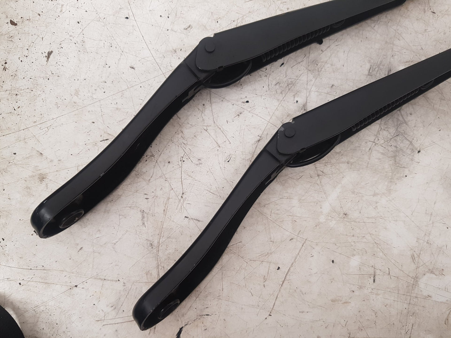 2007 - 2015 Volvo S80   FRONT WIPER ARMS (PAIR) 30796037